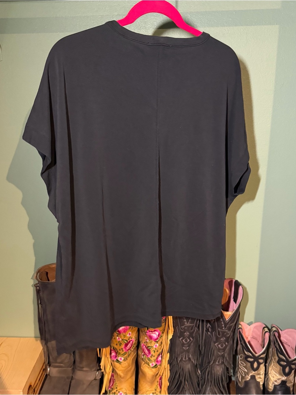 Cable & Gauge Black V-Neck Relaxed Tee - Picture 3 of 4